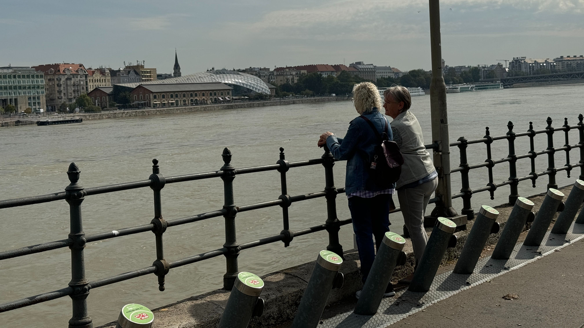 A tetőzés után már a takarítanak a fővárosban