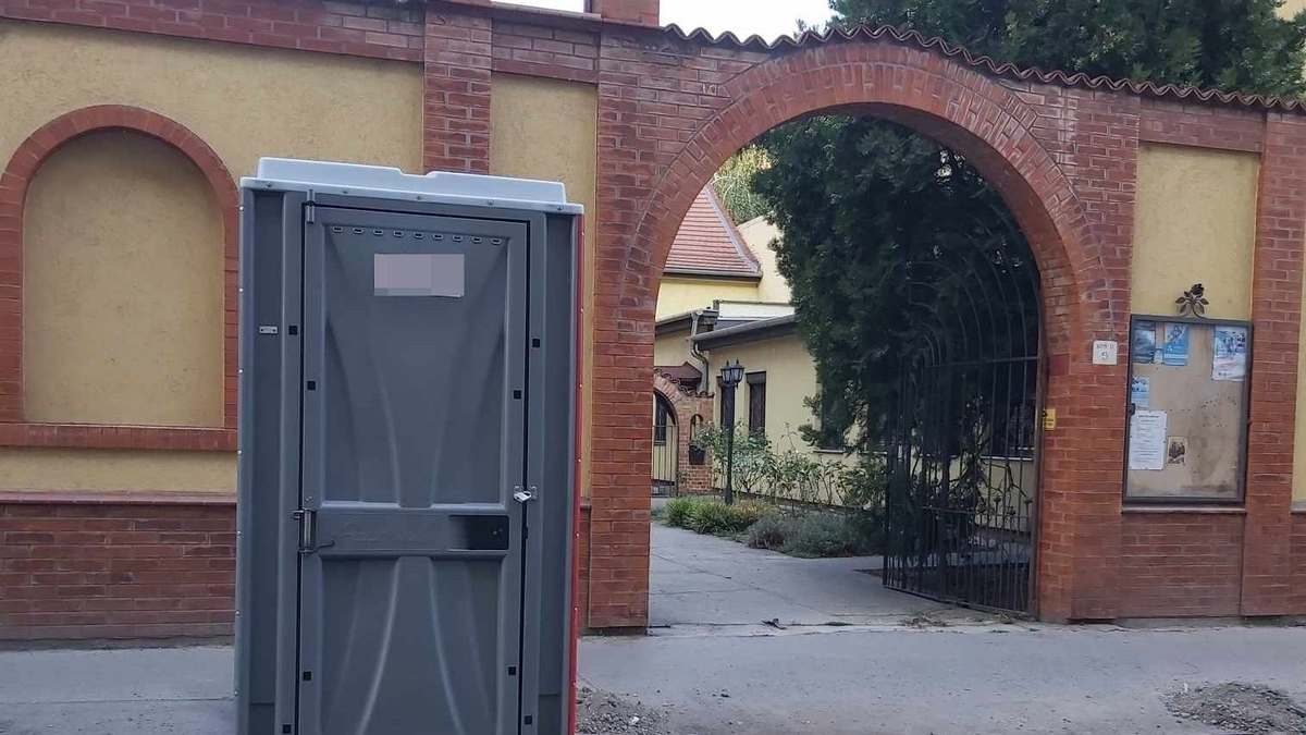 Állt a bál Józsefvárosban, pont a templom elé tették a mobilvécét – Fotók