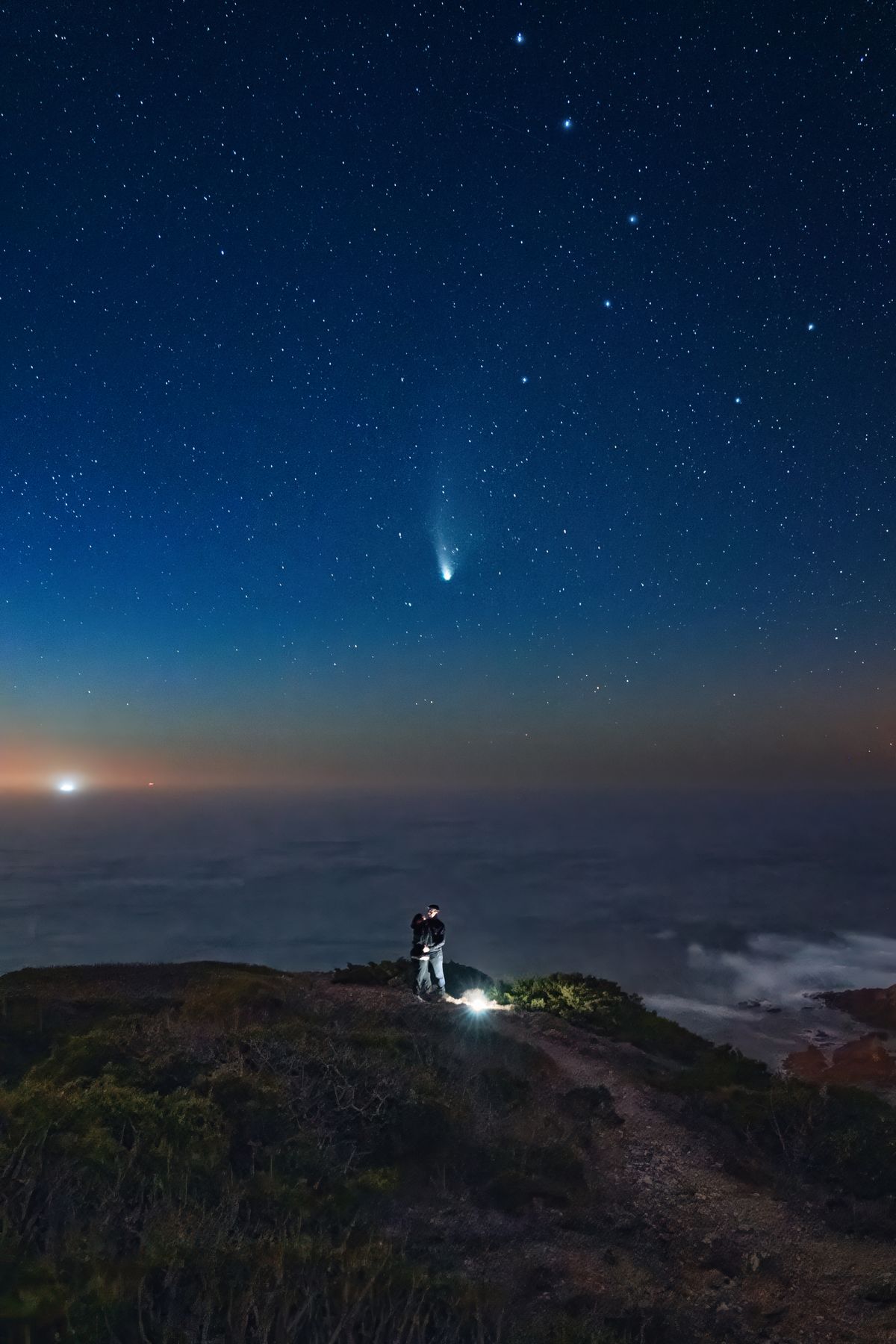 A couple in love look at each other while embracing with a comet Tsuchinshan-ATLAS (C/2023 A3) in the background among the stars. együttállás csillagok Hold Nyilas csillagkép Teáskanna