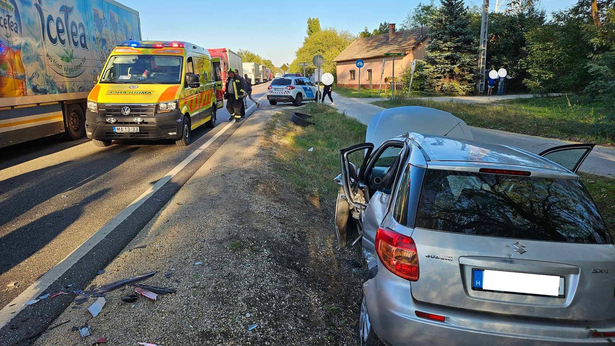 Kamion és személyautó ütközött