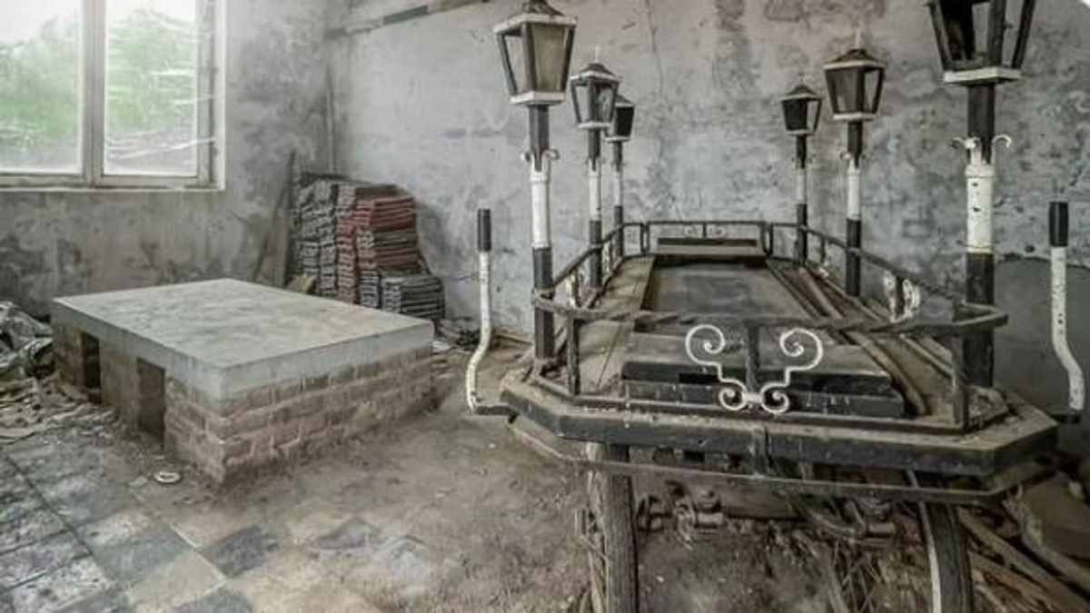 A boncasztal és a halottaskocsi is megmaradt - 150 éve elhagyott hullaházra bukkantak