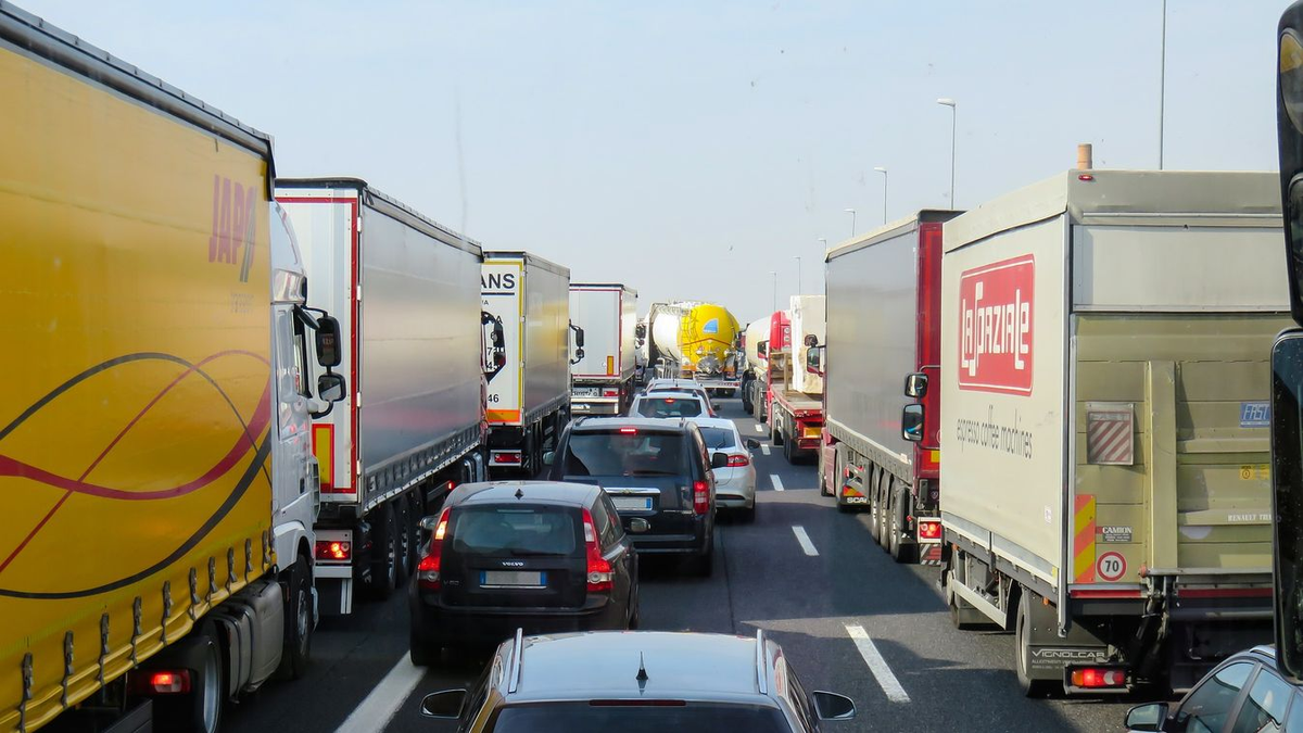 A legrosszabbkor: áll a sor a sztrádán, haragosan dudálnak az autósok