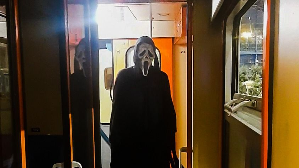 Nagy durranásra készül Halloween alkalmából a sikolymaszkosz Viola - Fotók