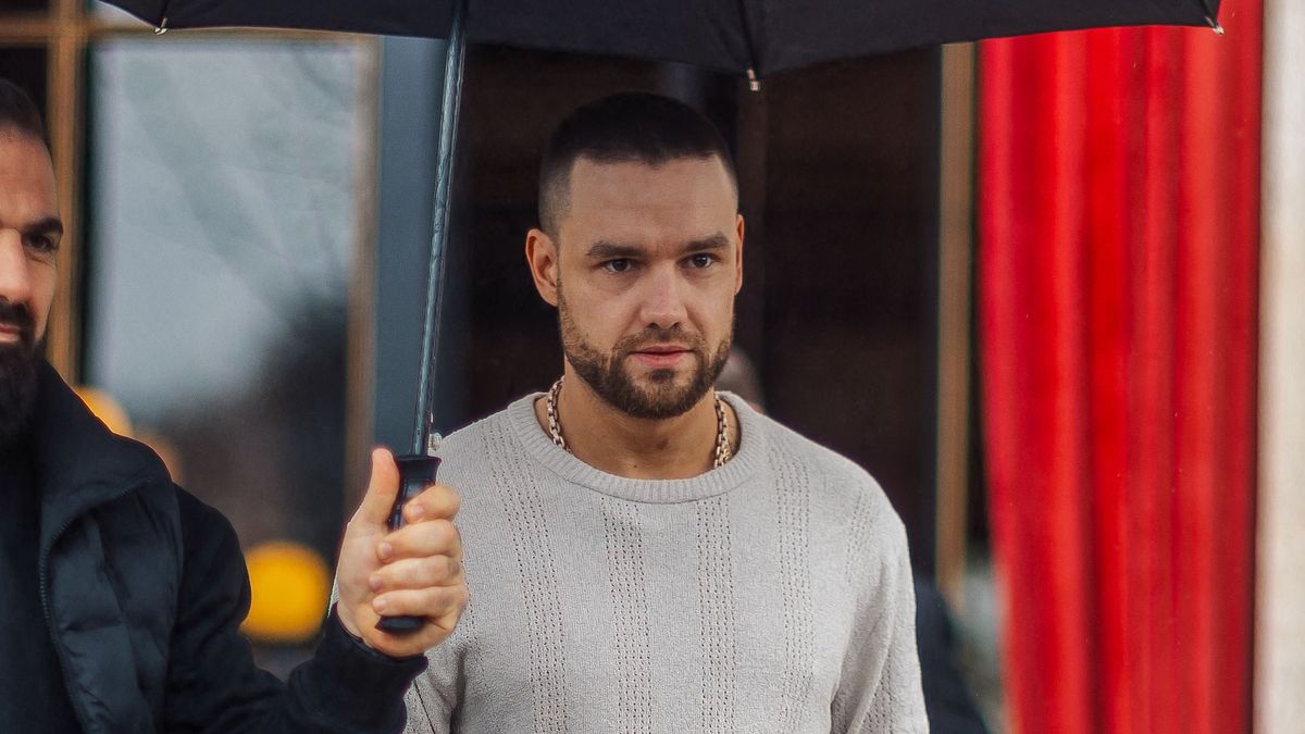 Liam Payne va à la rencontre de ses fans devant l'hôtel La Réserve lors de la mode femme automne / hiver 2024-2025 lors de la Fashion Week de Paris (PFW)