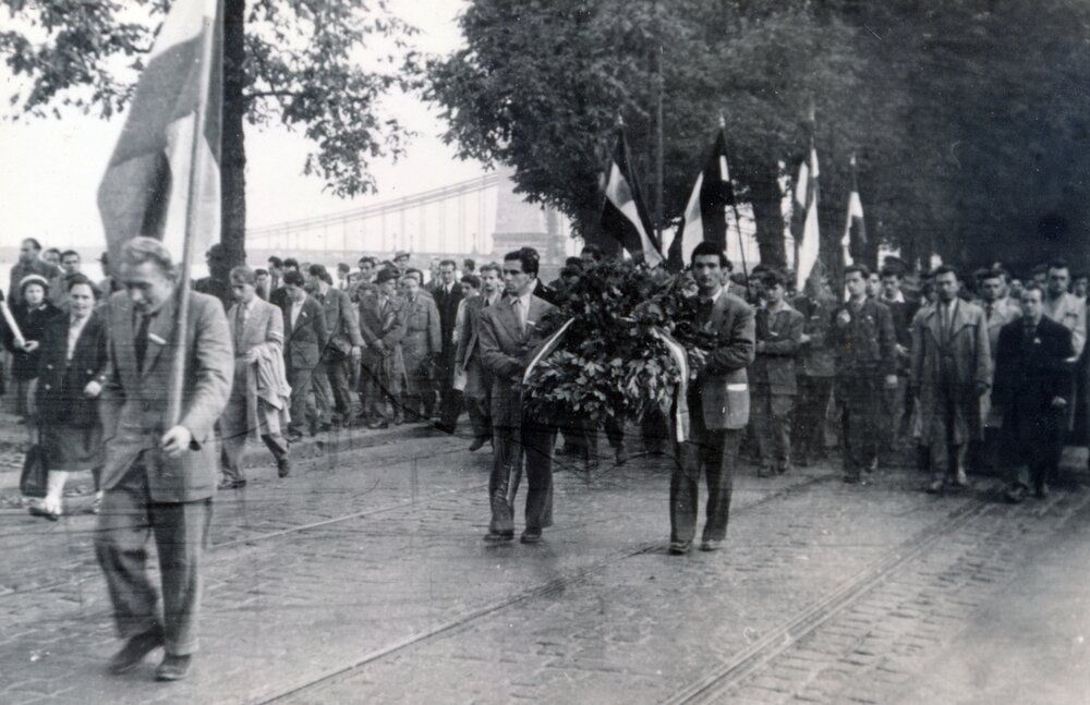 Bem rakpart, Műegyetemisták vonulnak a Bem József tér felé 1956. október 23-án, háttérben a Széchenyi Lánchíd.