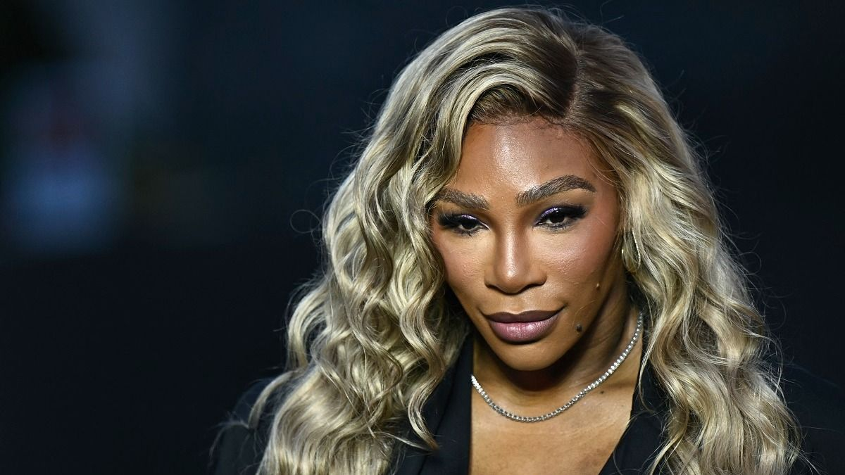 Nanushka ruhában pózol a címlapon Serena Williams