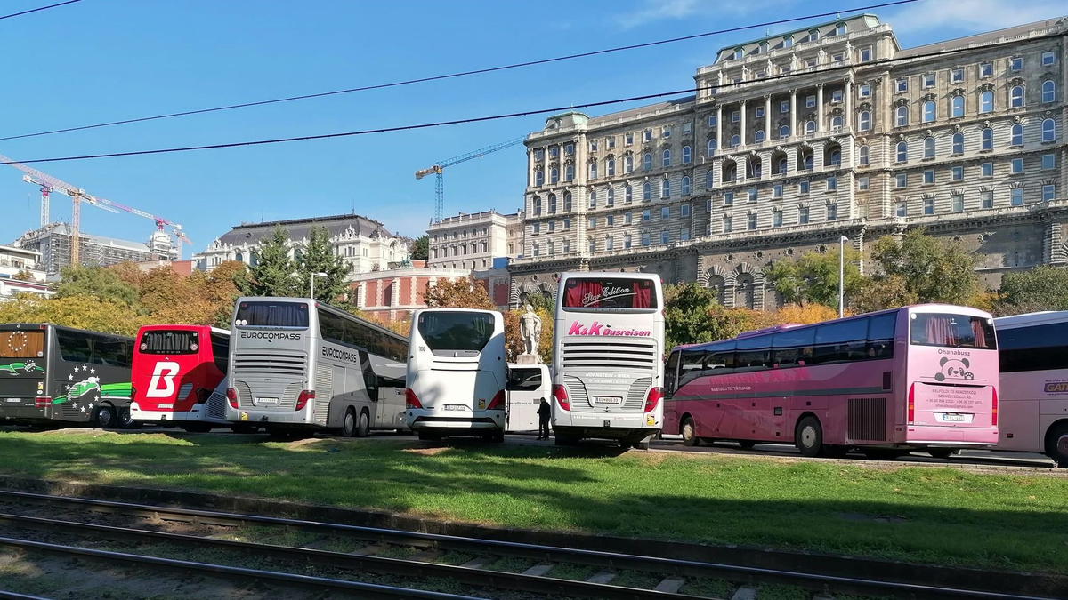 Budai vár: kitiltják a turistanusziokat