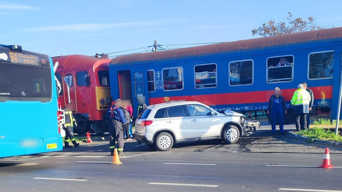 Elgázolt egy autót egy vonat