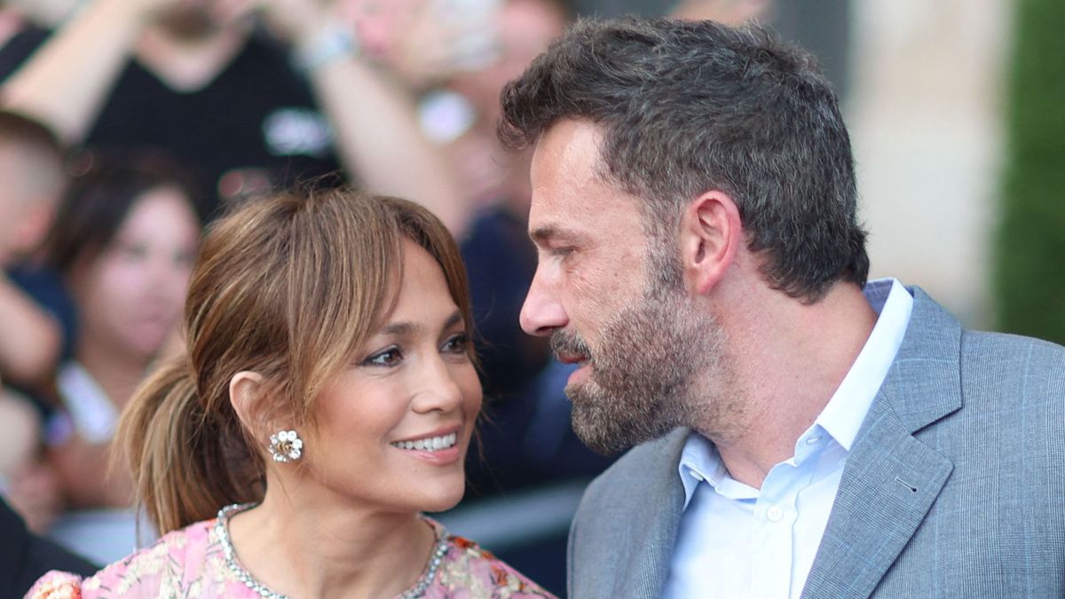 Ben Affleck et sa femme Jennifer Affleck (Lopez) quittent l'hôtel Crillon pour aller dîner avec leurs enfants respectifs Seraphina, Violet, Maximilian et Emme au restaurant "Cheval Blanc" lors de leur lune de miel à Paris