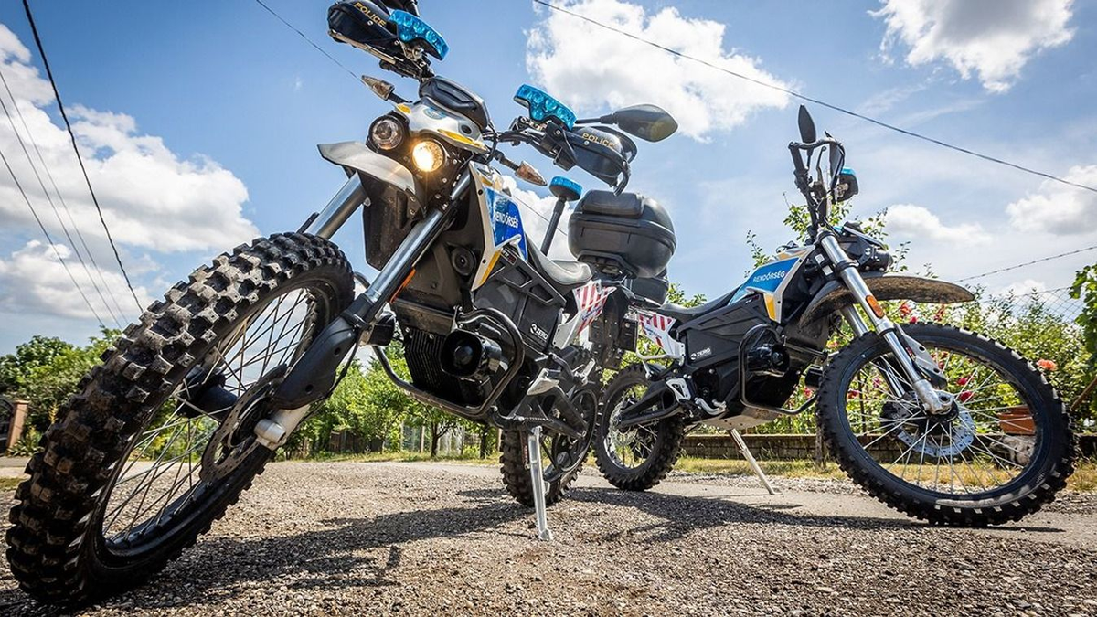 Motoros balesetezett: nagyot csattant a babakocsi, az édesanya életéért küzdöttek az orvosok