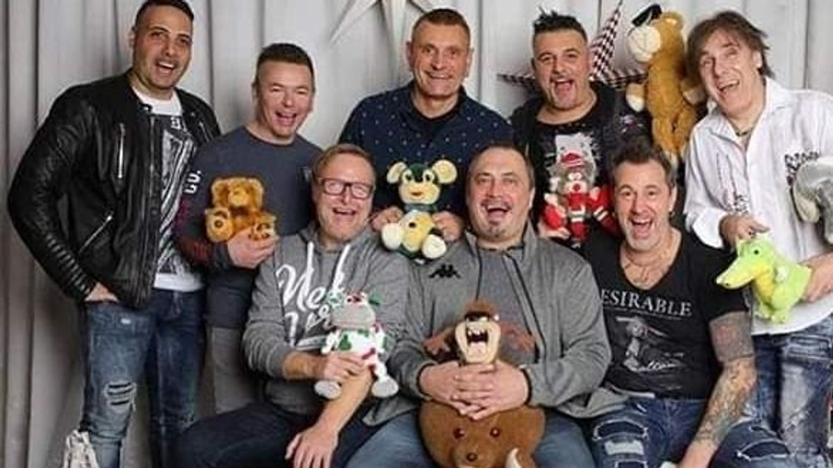 Így jótékonykodik az Irigy Hónaljmirigy
