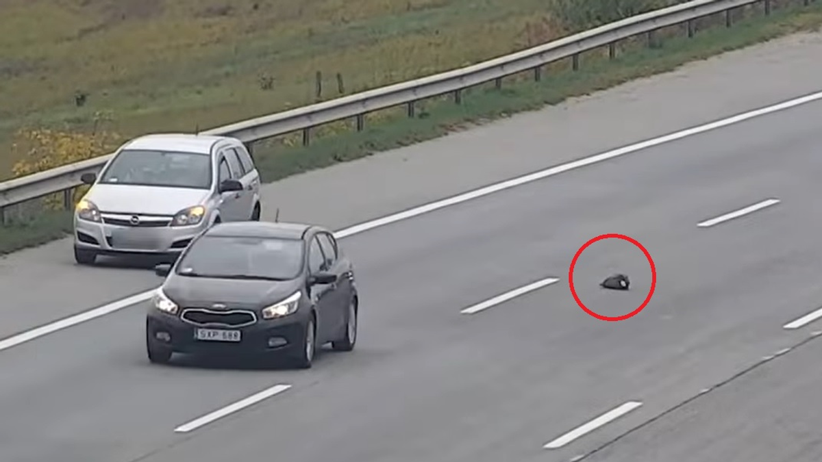 Drámai pillanatok az M0-son, talált táska miatt rohant az autók közé – Videó