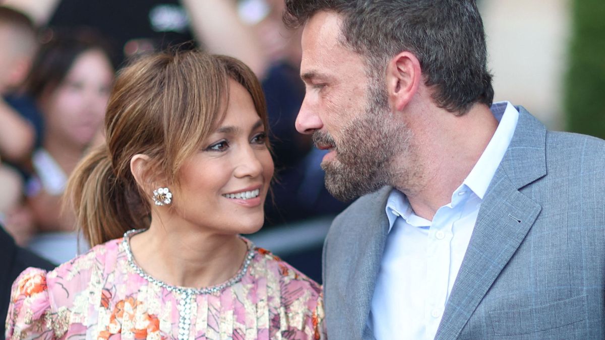 Ben Affleck et sa femme Jennifer Affleck (Lopez) quittent l'hôtel Crillon pour aller dîner avec leurs enfants respectifs Seraphina, Violet, Maximilian et Emme au restaurant "Cheval Blanc" lors de leur lune de miel à Paris