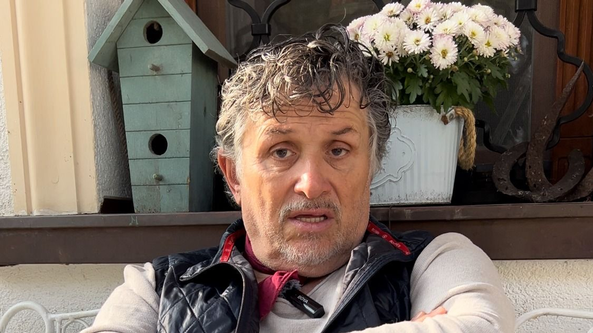 Lagzi Lajcsi tangózás helyett egy halakat etet