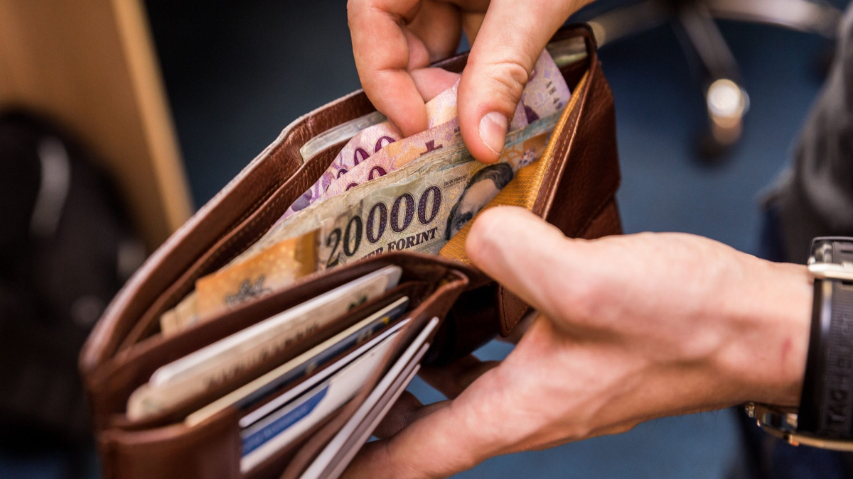 Megvan, melyik napon érkezik a bankszámlákra a 13. havi nyugdíj