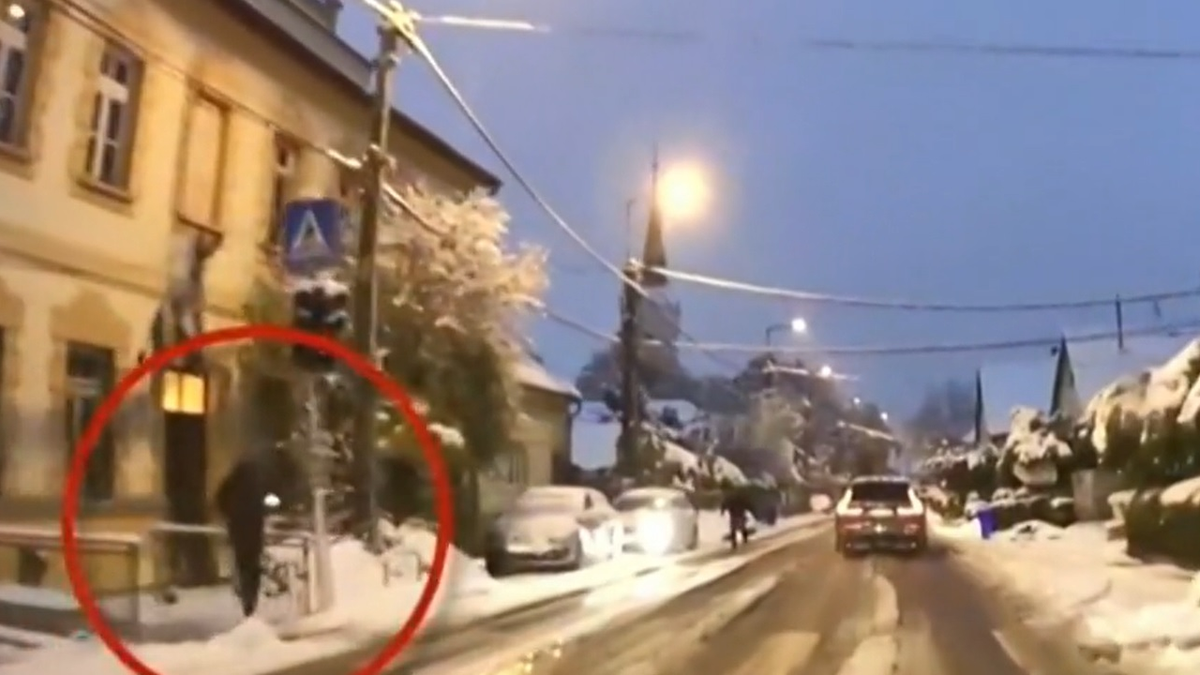 Életveszélyes előzés: zebrán gázolta volna el a gyalogost a szabálytalankodó – Videó
