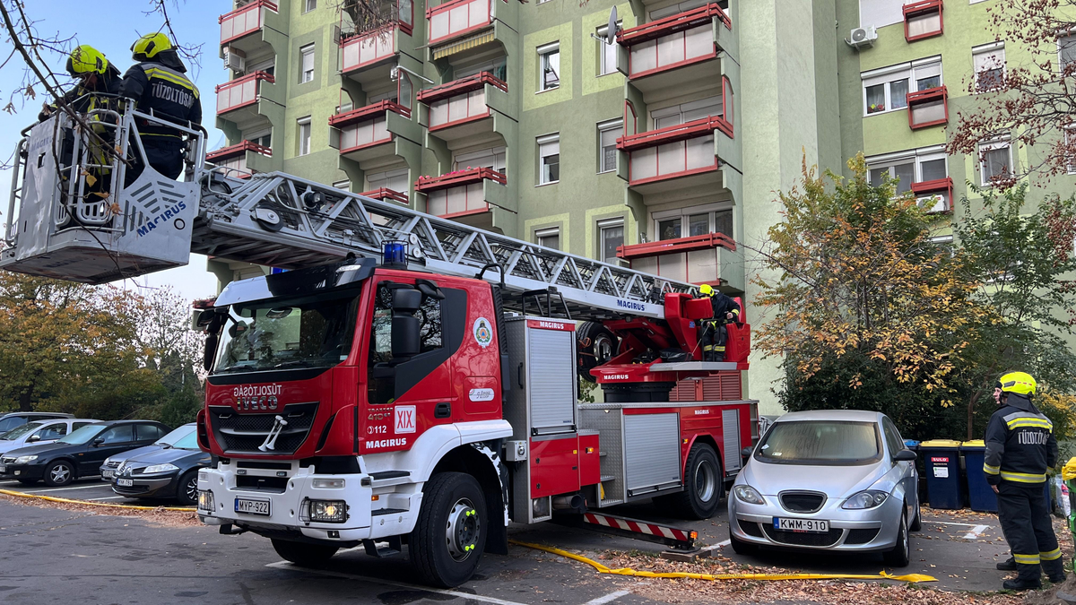 Tűzoltók idős asszonyt mentetek Havannán
