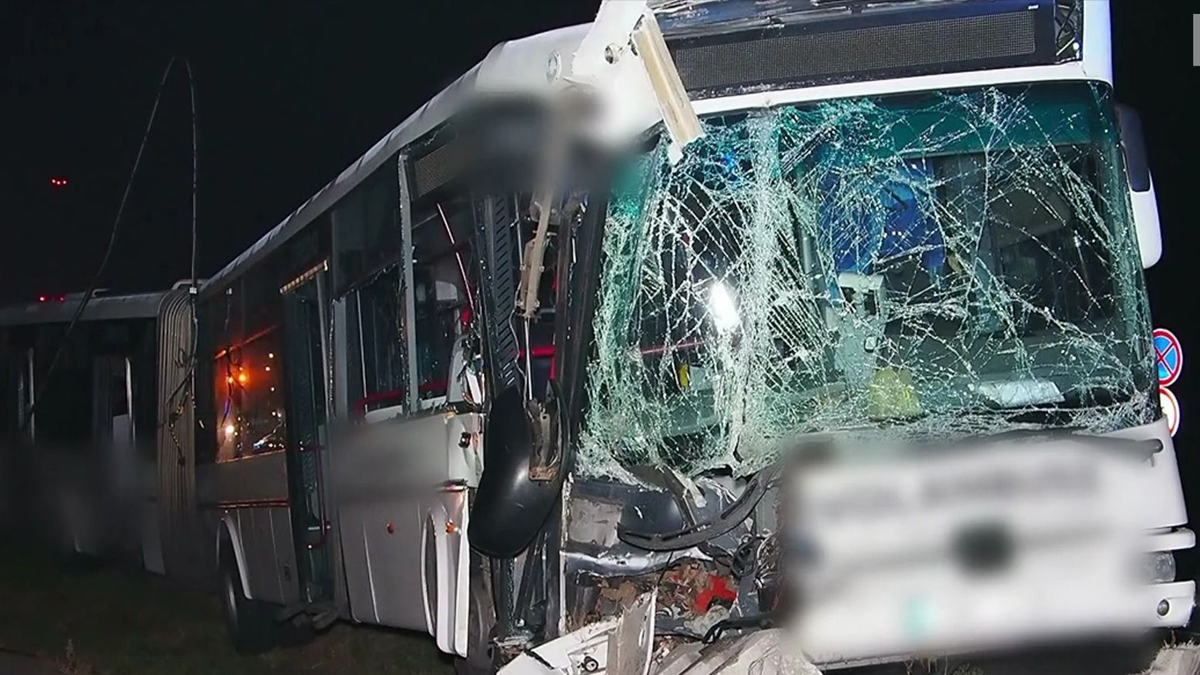 Baleset Szolnok-Szandaszőlősnél: utasokkal teli busszal ütközött egy autó