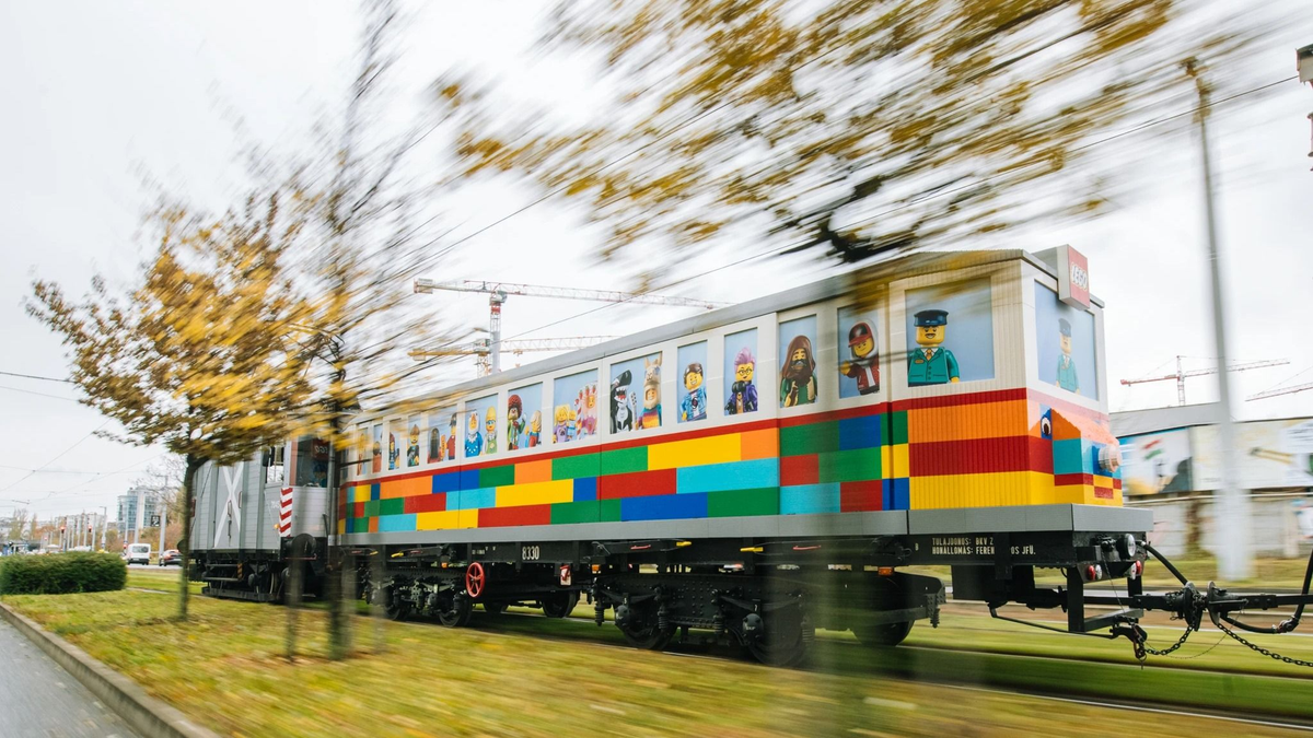 Életnagyságú LEGO villamos Budapest utcáin