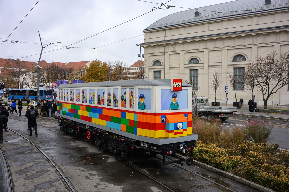 Életnagyságú LEGO villamos Budapest utcáin