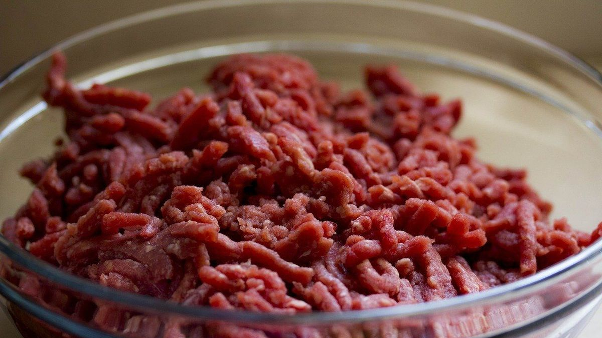 30 év után újra felbukkant: húsevő parazita terjed ezeken a népszerű hústermékeken