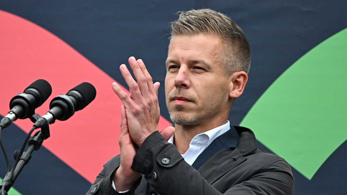 Rohamosan csökken Magyar Péter követőinek száma