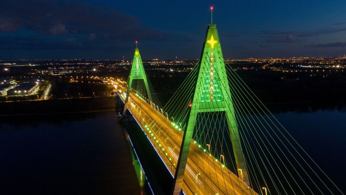 Hatalmas karácsonyfa világít Budapesten