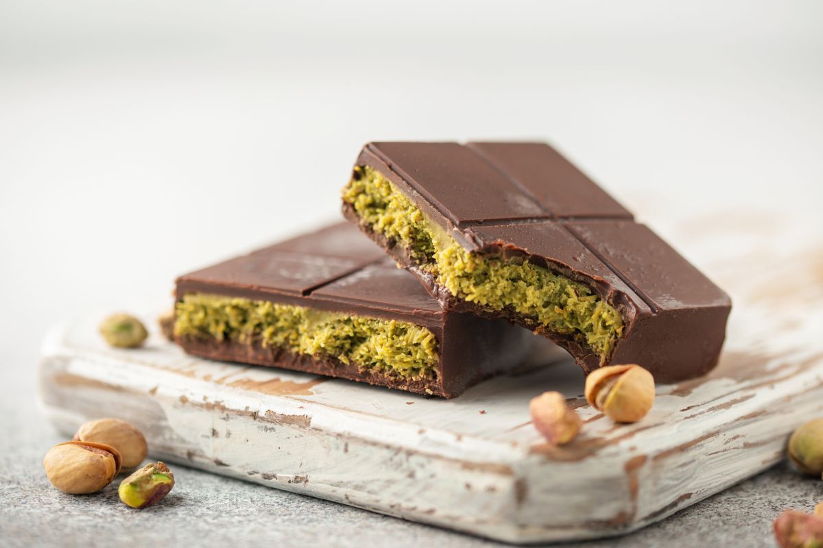 Dubai,Chocolate,With,Green,Cataifi,And,Pistachio,Paste.,Trend,Dessert