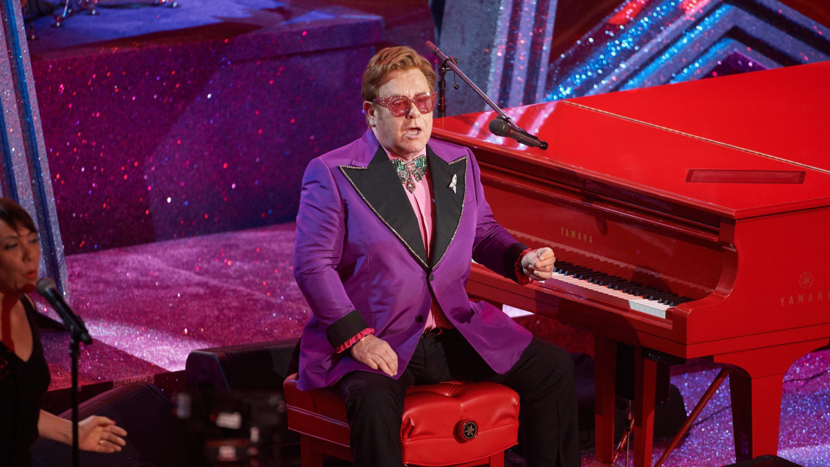 Elton John elárulta, milyen feliratot szeretne a sírkövére