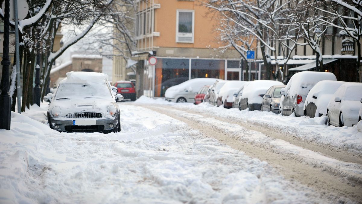 Snow,Covered,Cars,In,Budapest