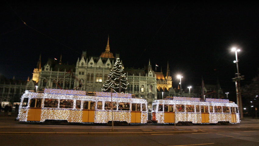 Közeledik a karácsony, és lassan fényárban úszik Budapest. A hideg téli utcákon sétálók szívét az ünnepi díszbe öltözött villamosok melengetik meg.