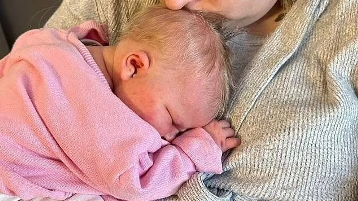 A legkisebb koporsó a legnehezebb: egy 3 napos baba halt meg a mentők késlekedése miatt