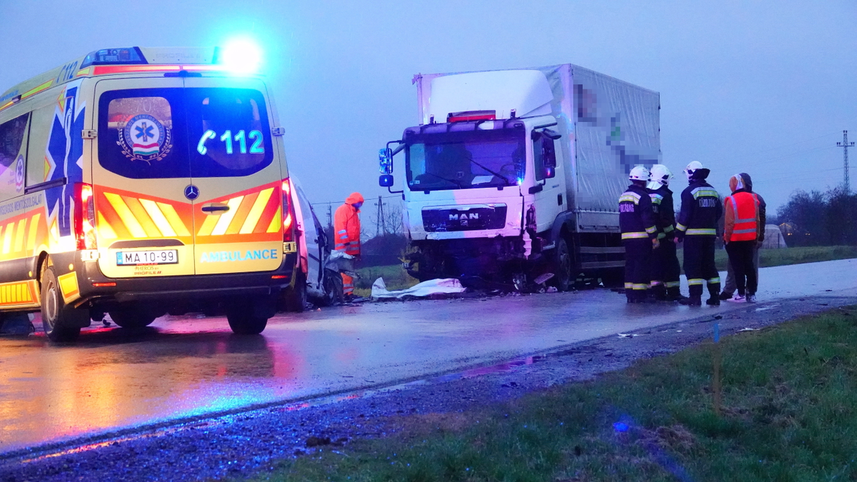 Szívszaggató fotó, ebben a rommá tört autóban halt meg egy ember az Attila úton
