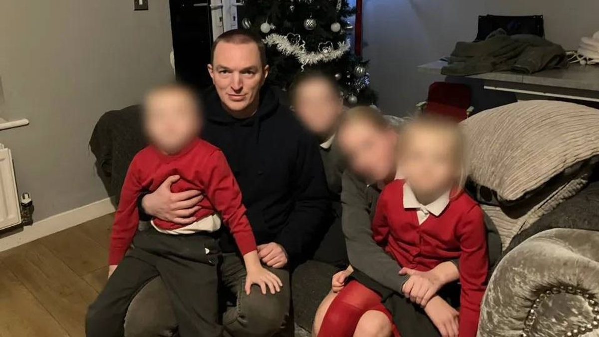 „Hogyan mondjam meg a gyerekeimnek, hogy nem jön a Mikulás?” – a hatgyermekes apa már az összeomlás szélén áll