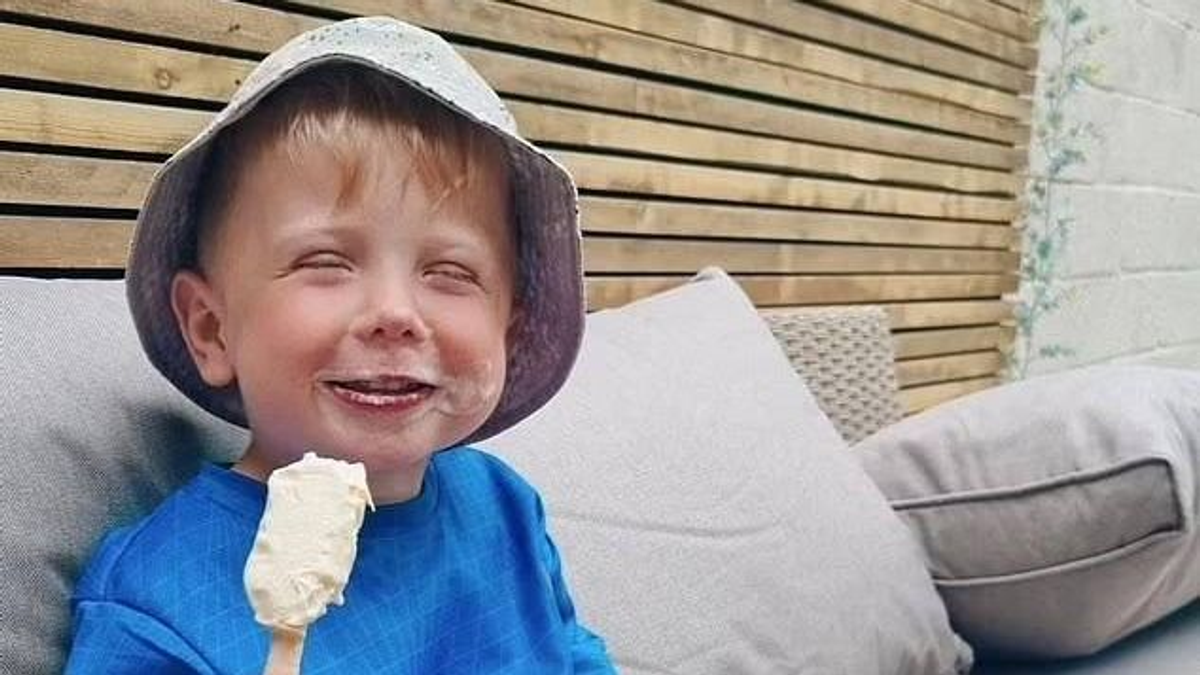 „Gyönyörű kétéves kisfiunk kórházba került, ahol az orvosok székrekedést diagnosztizáltak nála – de mindössze négy nappal később meghalt”