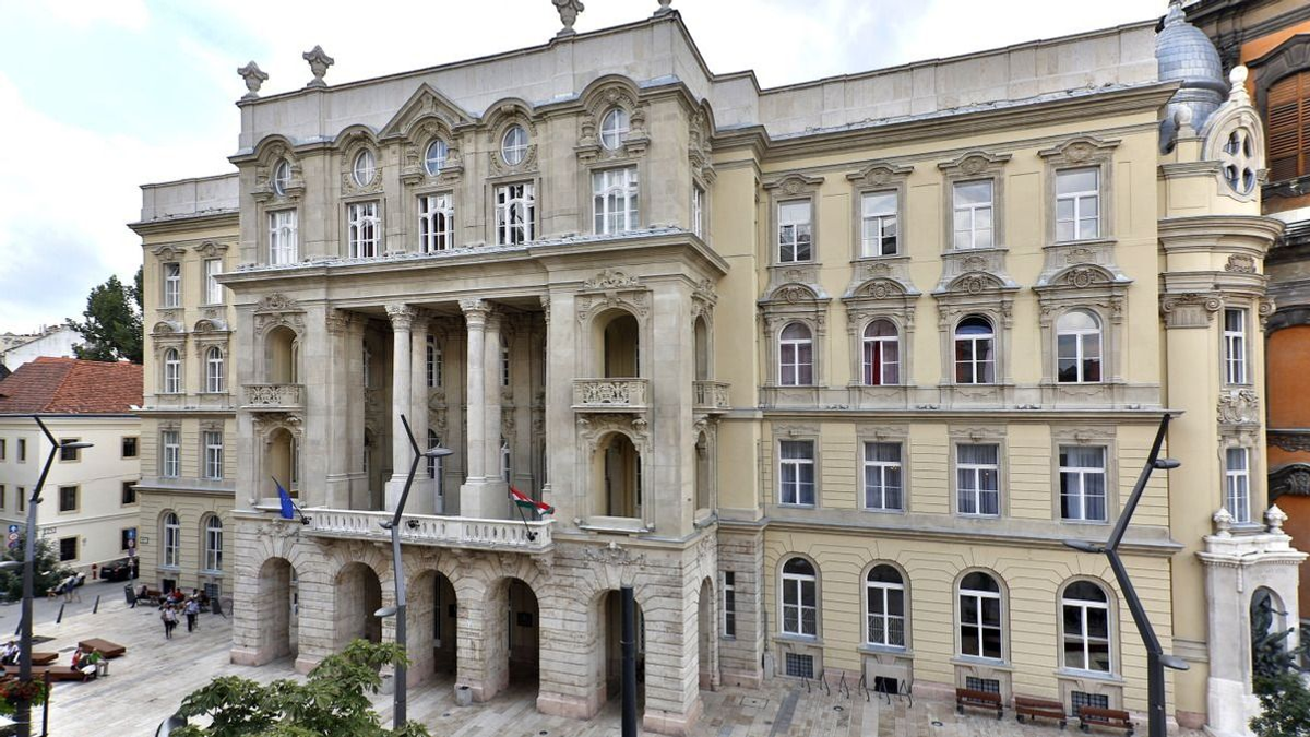 Övék az Egyetem téren tilosban álló kisbusz