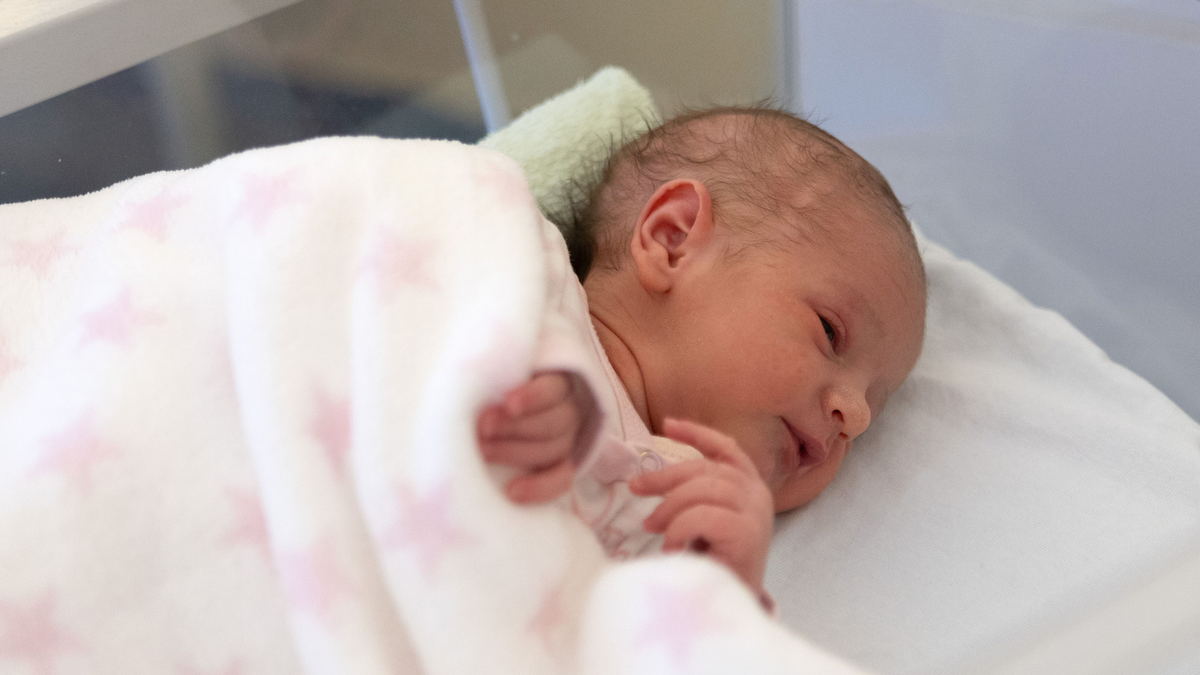 Egy kisfiú és két kislány: fotókon az új év első babái
