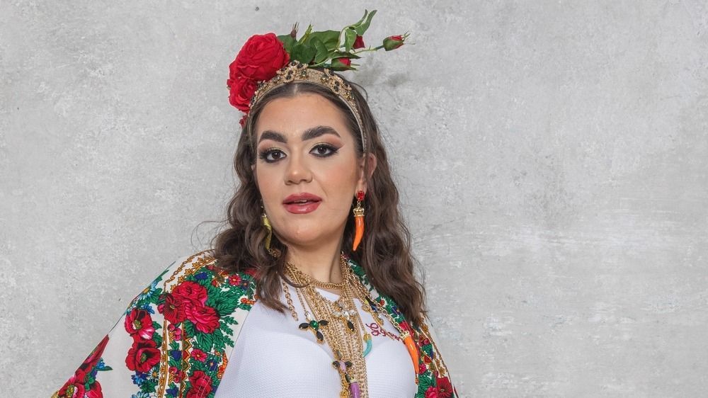 Gáspár Virág egy virágos magyar népviseletben állt modellt.