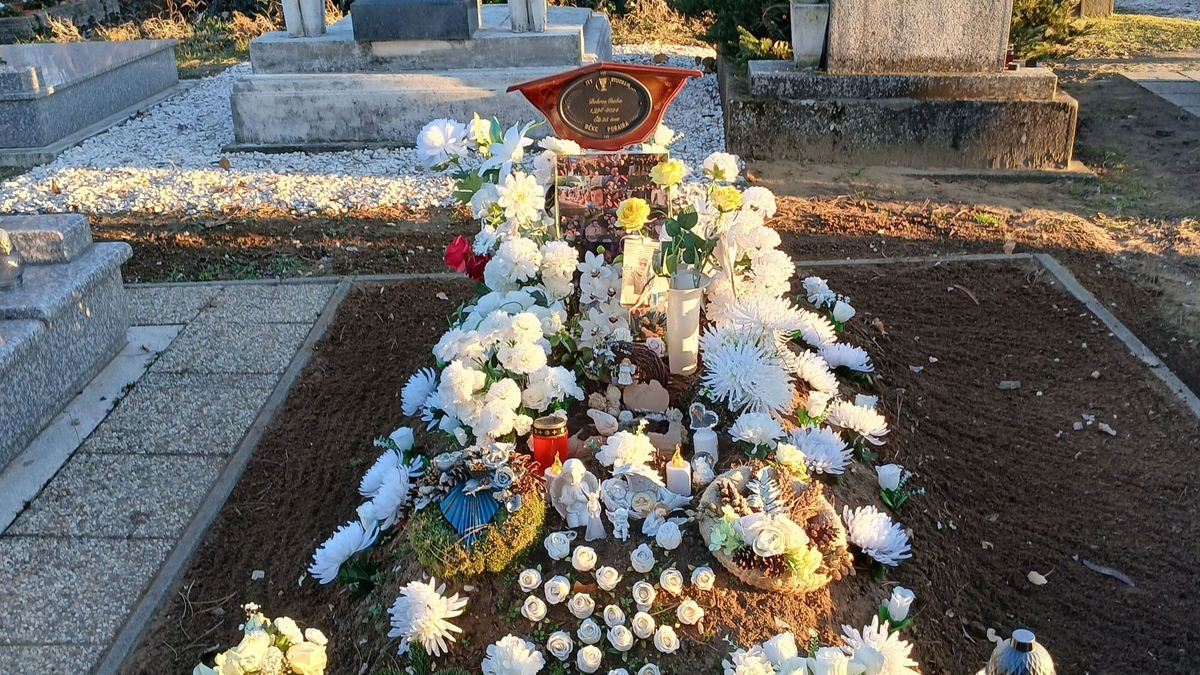 Meggyalázták a balesetben elhunyt Csabika sírját