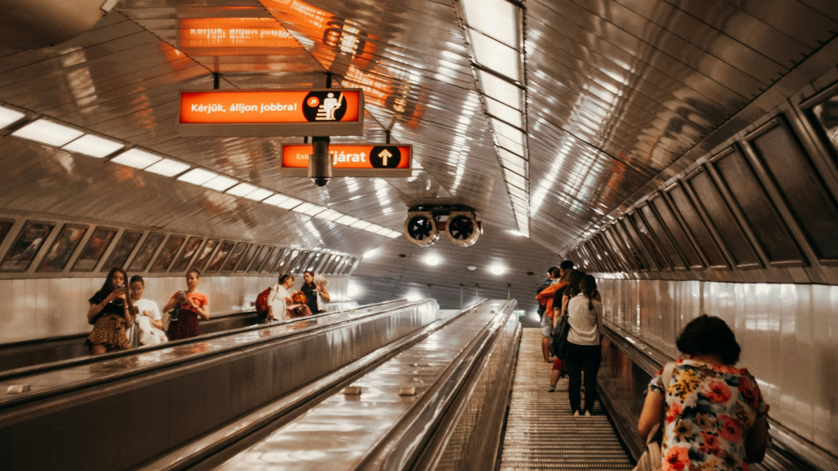 Furcsa játék a metró vonalán - Fotó