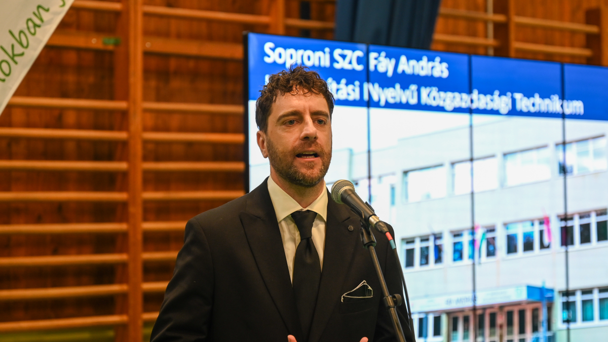 Vers mindenÁron – Sövegjártó Áron színművész önálló estje
