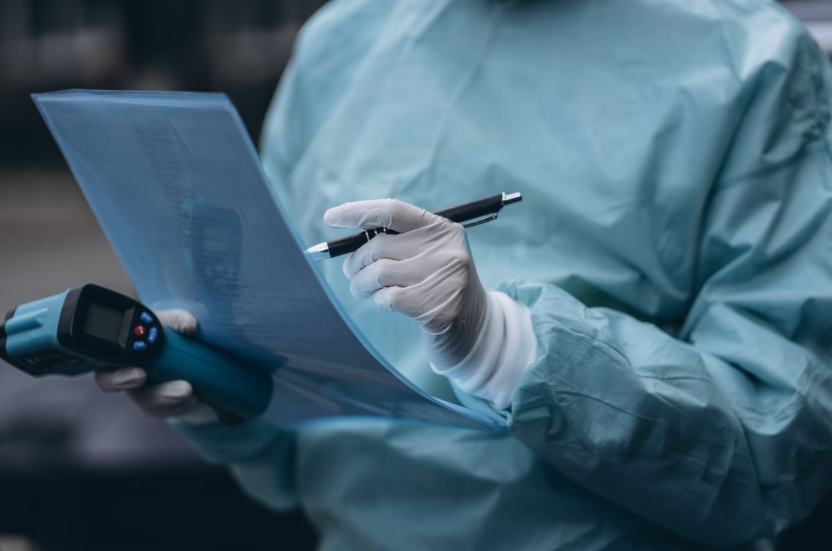 Nurse wears a protective suit and mask during the COVID19 outbreak. rák