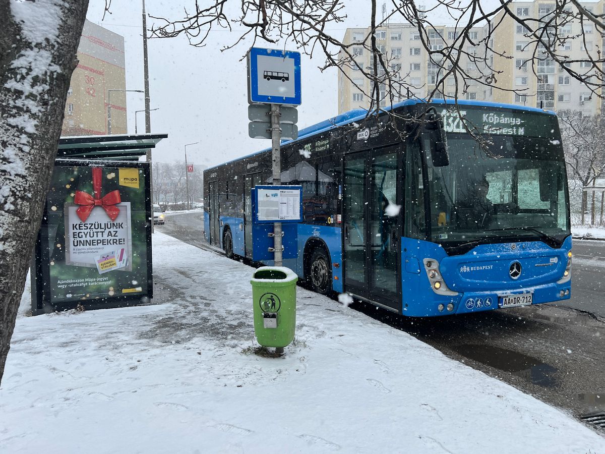 A közlekedésben is fennakadásokat okozott a havazás