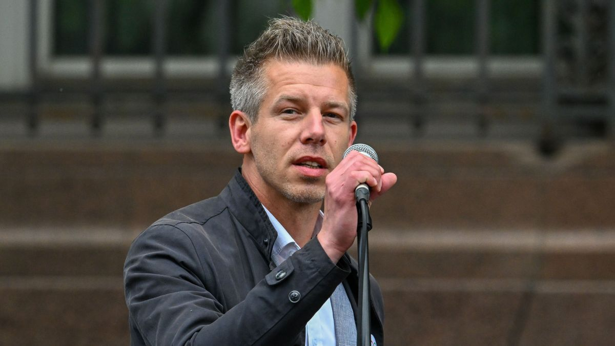 Magyar Péter egy percet nem állt sorban, VIP-részlegen kapta a Covid-oltást