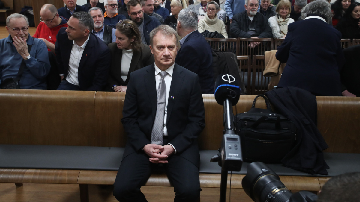 Varju László mindig a zavarosban halászott