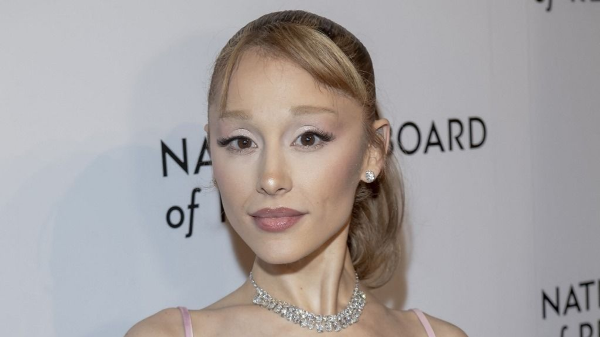 Micsoda videó: Ariana Grandét öleli a lepsényi alpolgármester