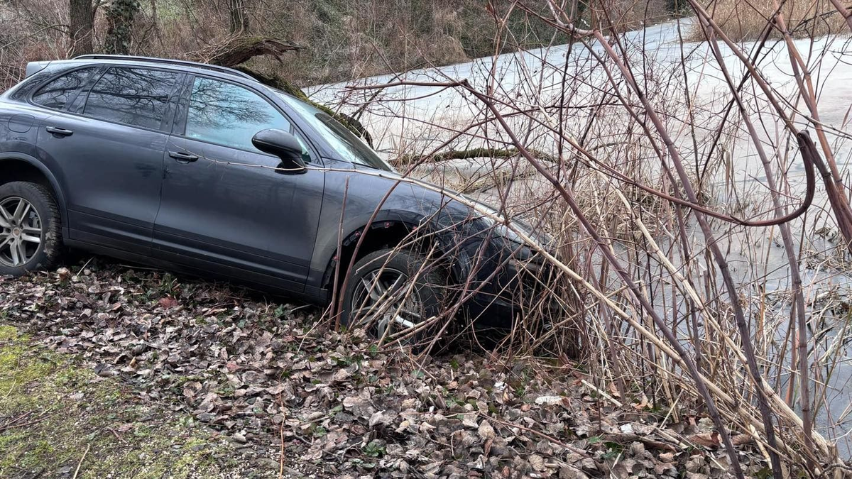 Tóba csúszott egy Porsche Gödön