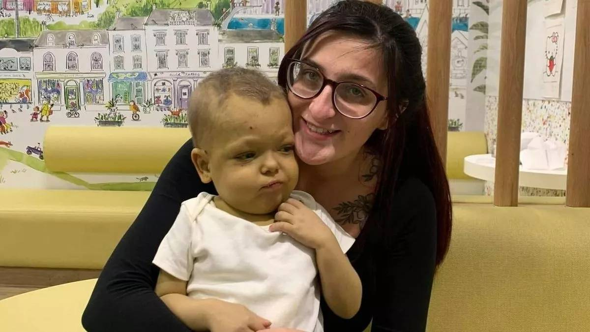 "A fiunk a karjainkban hagyta el a világot" - hosszas küzdelem után meghalt a 3 éves kisfiú