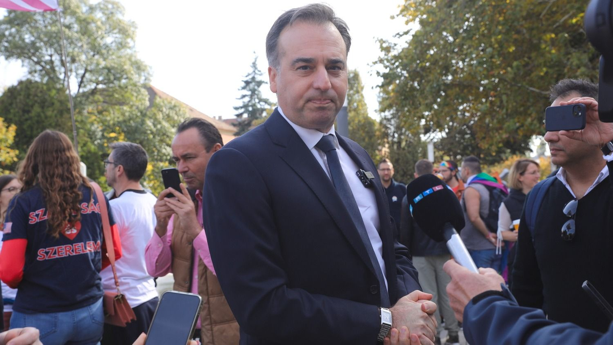 Retteg a magyarok haragjától David Pressman, az éj leple alatt menekült el