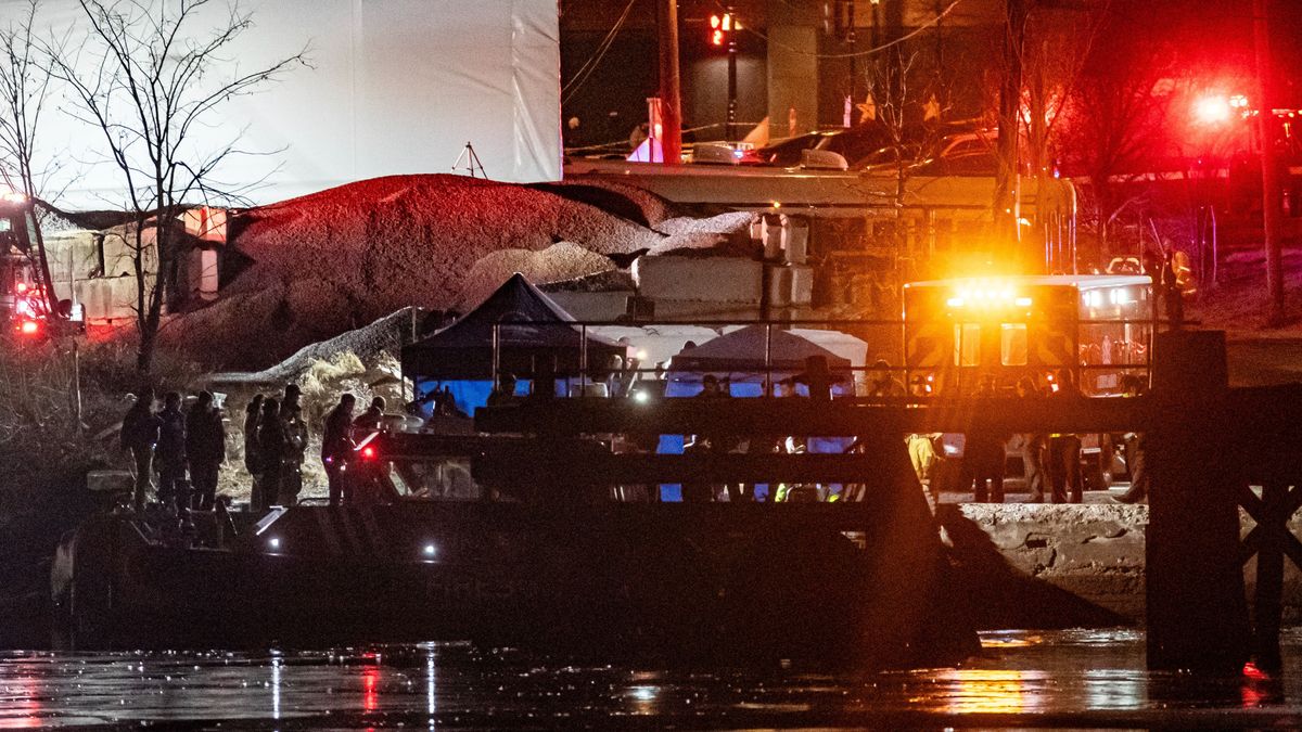 Nincsenek túlélők a szörnyű repülőgép-balesetből, amelyben egy katonai helikopter és egy kereskedelmi repülőgép ütközött.